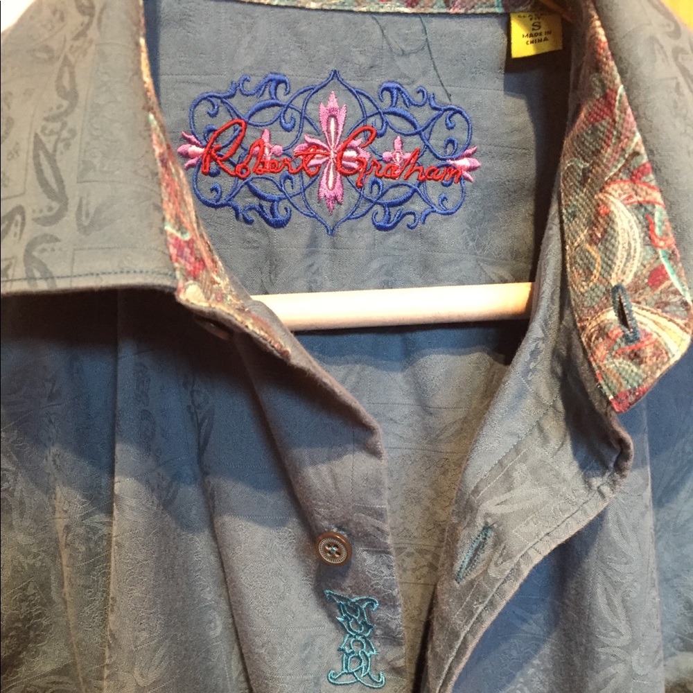 Robert Graham Men’s small classic fit!